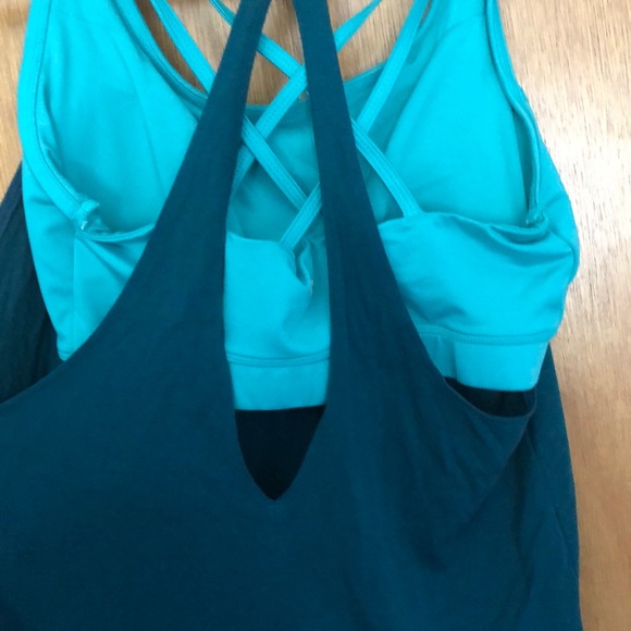 Back split tank with built in sports bra - Picture 7 of 8